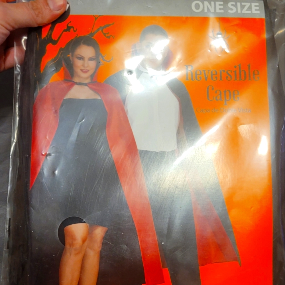 Halloween vampire cape reversible red and black. 100% Polyester.